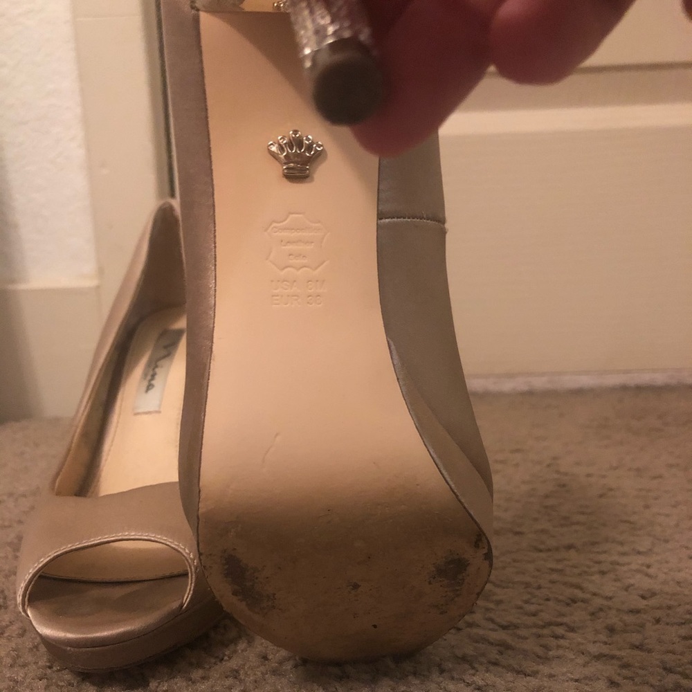 Gold heels - Picture 2 of 3
